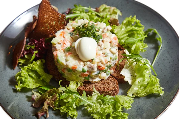 Beyaz arka planda Olivier salatası