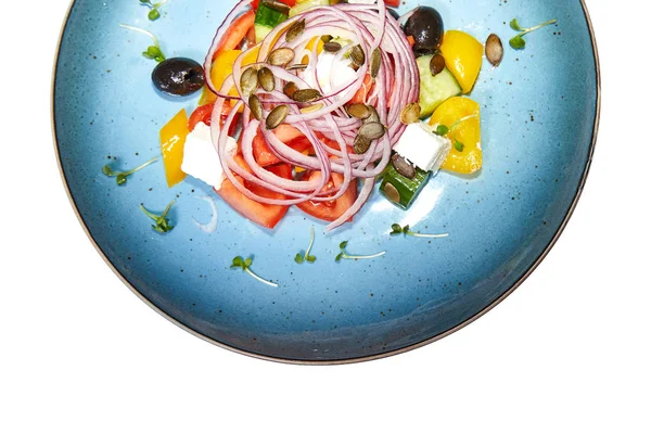 Beyaz arka planda Yunan salatası