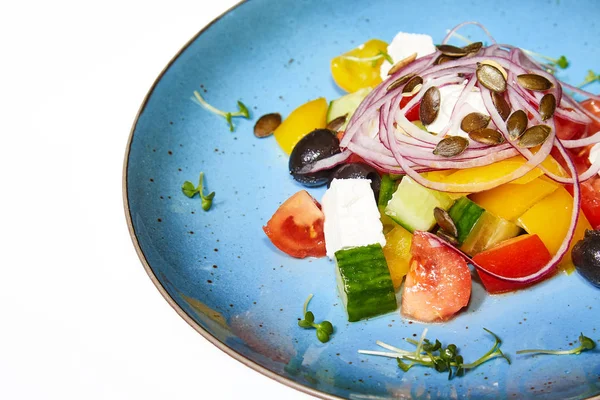 Beyaz arka planda Yunan salatası