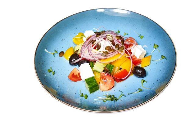 Beyaz arka planda Yunan salatası