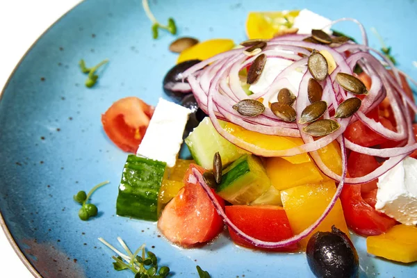 Beyaz arka planda Yunan salatası