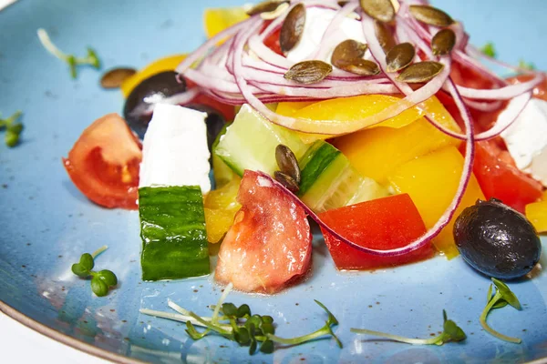 Beyaz arka planda Yunan salatası