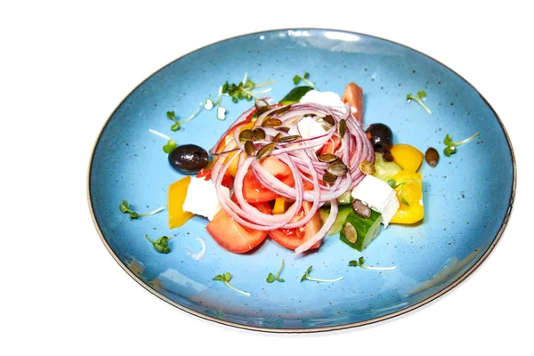 Beyaz arka planda Yunan salatası