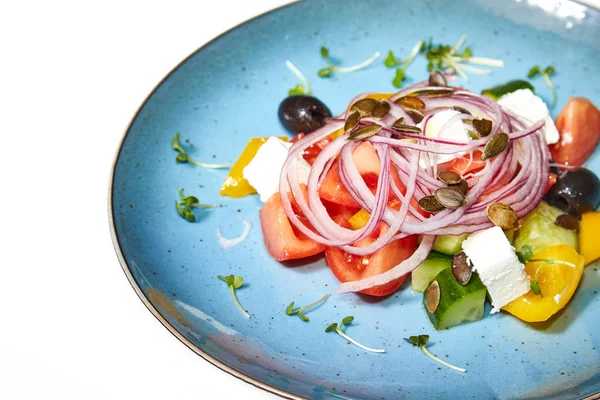 Beyaz arka planda Yunan salatası