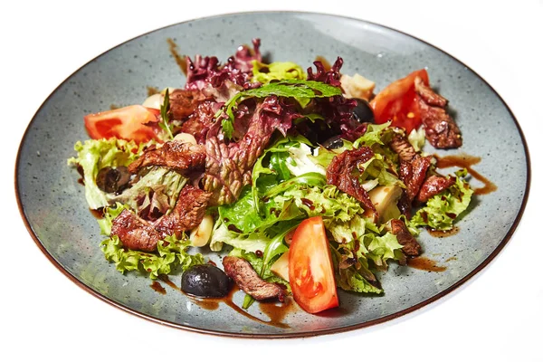 Beyaz arka planda sığır eti salatası