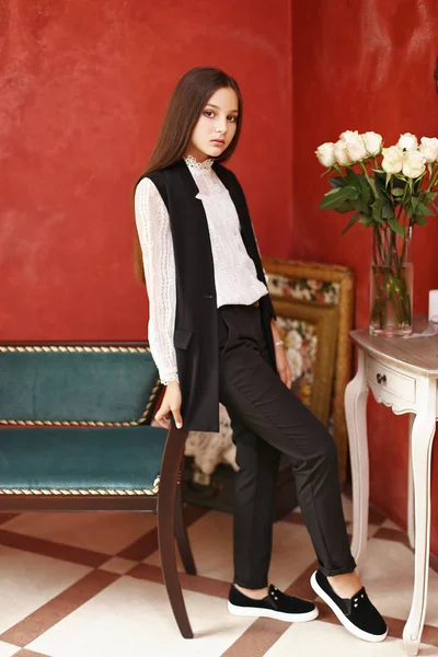 moda kıyafetler içinde kız öğrenci