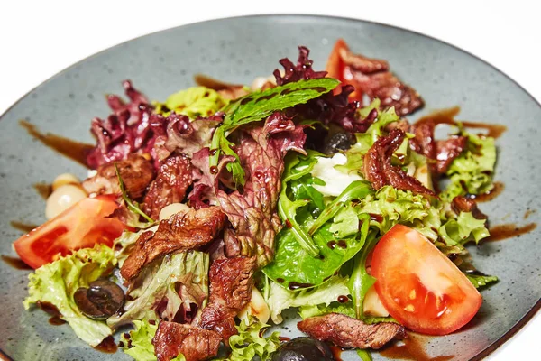 Beyaz arka planda sığır eti salatası