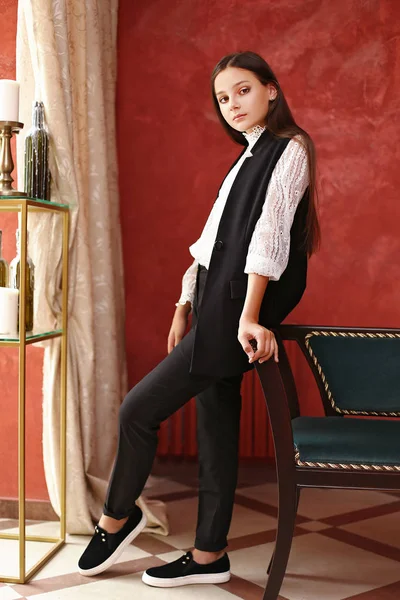 moda kıyafetler içinde kız öğrenci