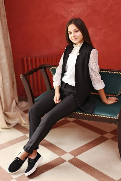 moda kıyafetler içinde kız öğrenci