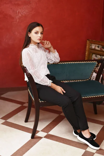 moda kıyafetler içinde kız öğrenci