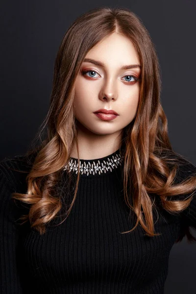 Stüdyoda poz veren güzel kız