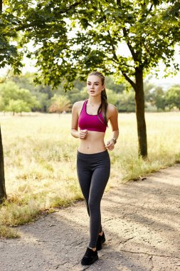 Sarışın kız parkta egzersiz yapıyor