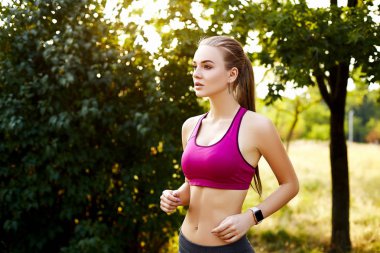 Sarışın kız parkta egzersiz yapıyor