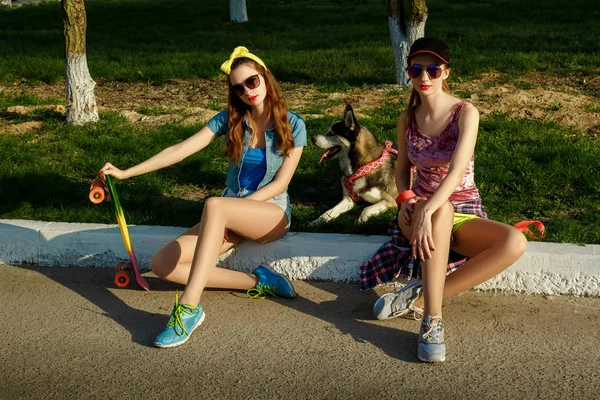 双胞胎姐妹在公园里和一只狗 — 图库照片