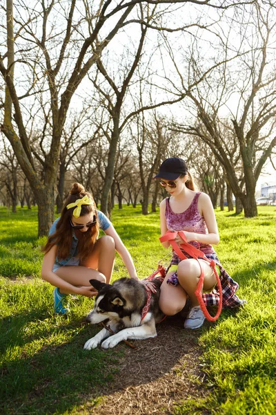 Zwillingsschwester mit Hund im Park — Stockfoto