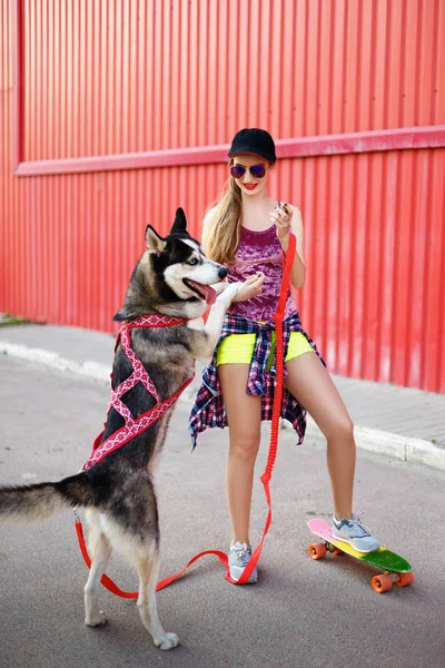 Mädchen auf Skateboard mit Hund — Stockfoto