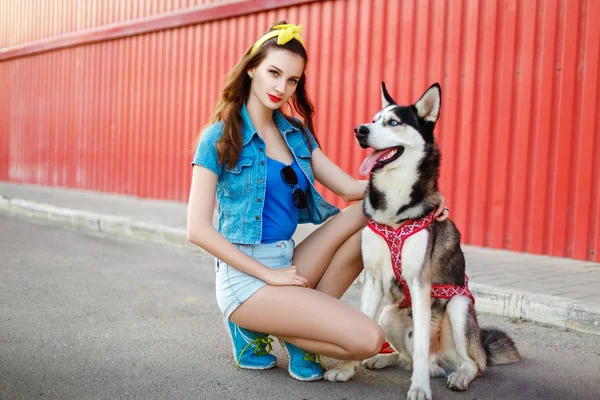 Mädchen mit ihrem Husky-Hund — Stockfoto