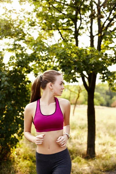 Sarışın kız parkta egzersiz yapıyor