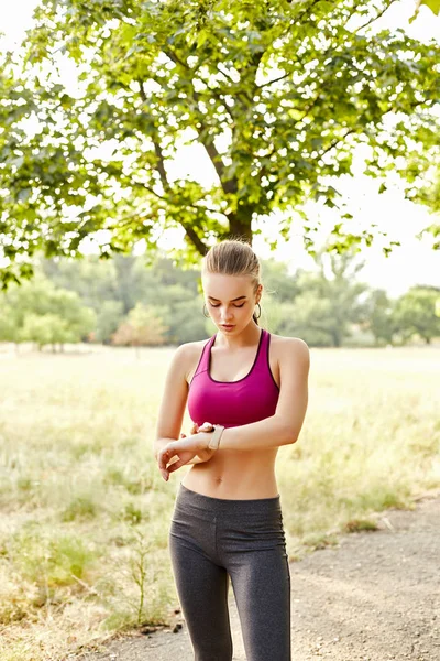 Sarışın kız parkta egzersiz yapıyor