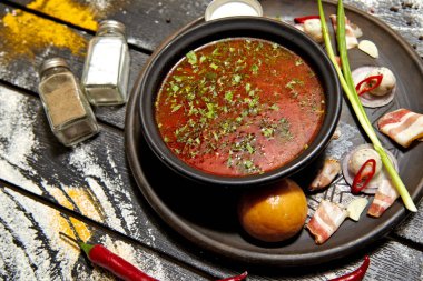 Borsch ekşi krema, soğan ve koyu bir arka plan üzerinde bir topuz ile