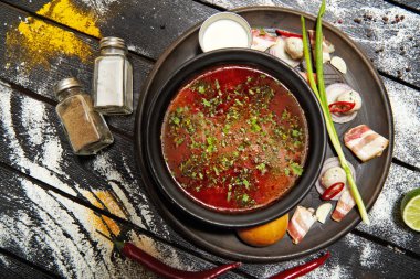 Borsch ekşi krema, soğan ve koyu bir arka plan üzerinde bir topuz ile