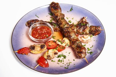 Garnitür ve soslu kebap