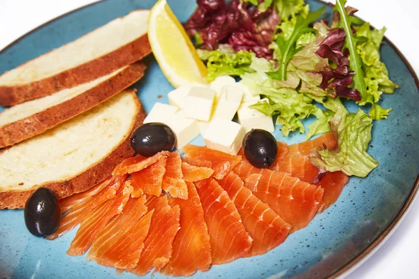 Закуски: лосось, хлеб, салат — стоковое фото