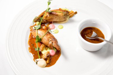 Soslu kızarmış bıldırcın