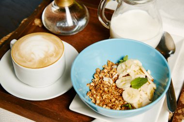 Granola ve kahve kahvaltısı