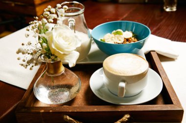 Granola ve kahve kahvaltısı