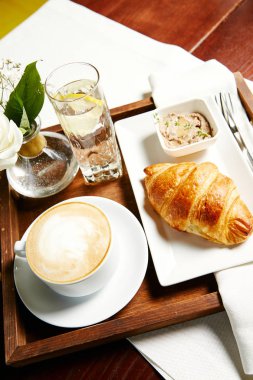 Kahvaltı kruvasan ve kahve