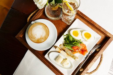 Kahvaltılık yumurta, tost, somon ve kahve