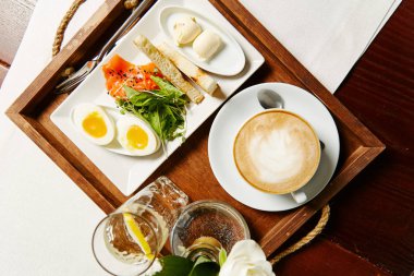 Kahvaltılık yumurta, tost, somon ve kahve