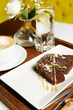 Çikolatalı brownie ve kahve kahvaltı
