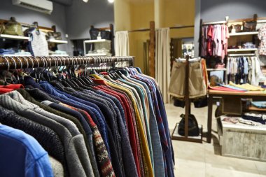 Erkek kıyafetleri mağazada.