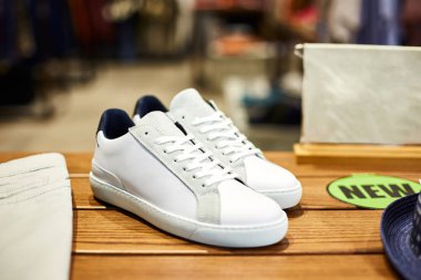 Mağazadaki bir rafta erkek ayakkabısı