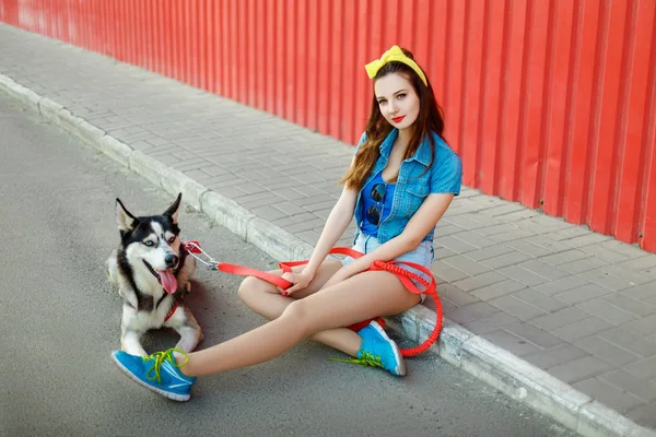 Ragazza con il suo cane husky — Foto Stock