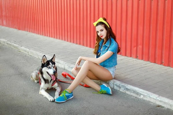 Chica con su perro husky —  Fotos de Stock