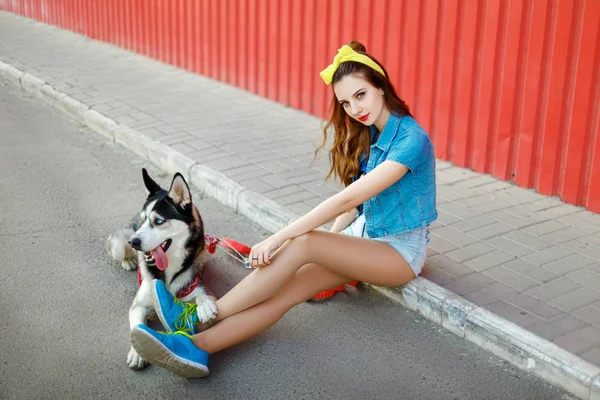 Flicka med sin Husky hund — Stockfoto