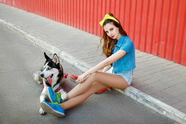 Girl with her husky dog — Stock Photo, Image