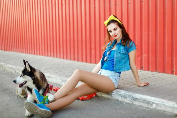 Menina com seu cão husky — Fotografia de Stock