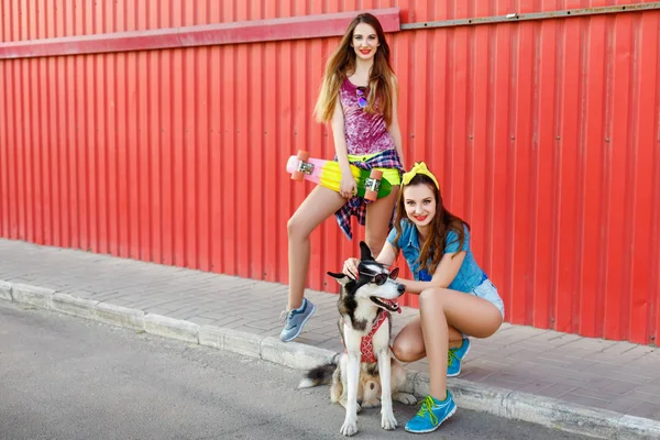 Hermanas gemelas con un perro — Foto de Stock