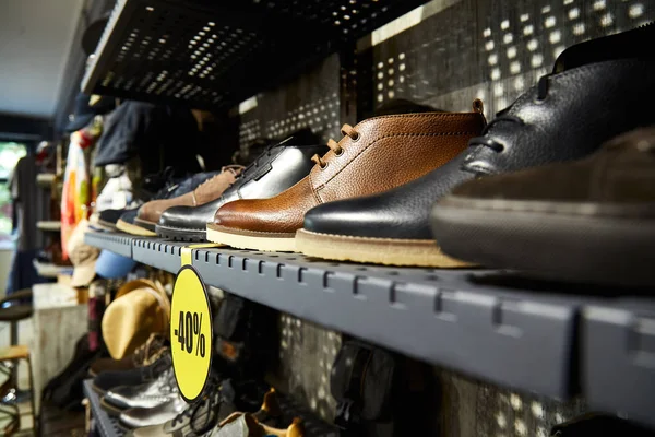 Zapatos de hombre en un estante en una tienda — Foto de Stock