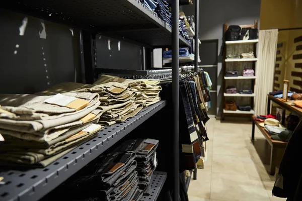 Roupas masculinas na loja — Fotografia de Stock