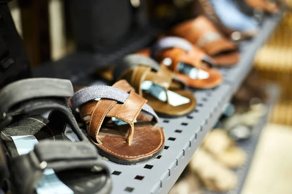 Zapatos de hombre en un estante en una tienda — Foto de Stock