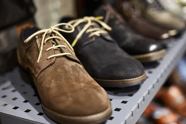 Zapatos de hombre en un estante en una tienda — Foto de Stock