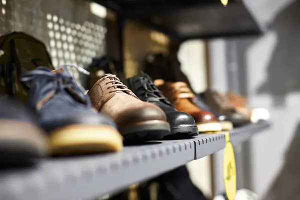 가게 선반에 있는 남자 신발 — 스톡 사진