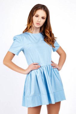 Beyaz bir arka plan üzerinde stüdyoda Kız