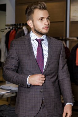 Giyim mağazasındaki adam.