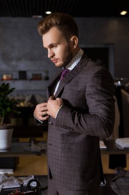Giyim mağazasındaki adam.